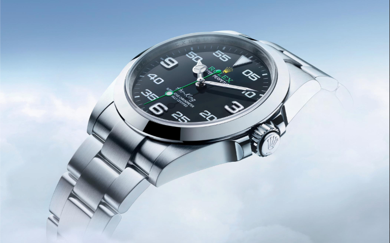 Oyster Perpetual Air-King 腕錶的錶面從飛行儀表的設計中獲得靈感，取名 Air-King（空中霸王）是要向敢於探索的飛行先驅致敬，同時寓意激勵佩戴者要掌握自身命運。